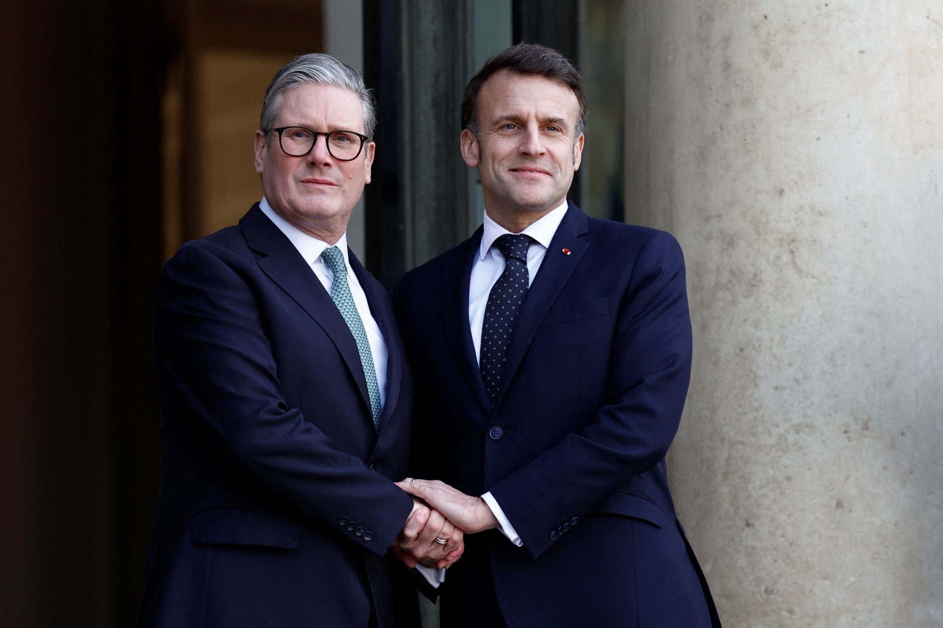 Macron da la bienvenida al primer ministro británico, Keir Starmer, a su llegada al Palacio del Elíseo en París
