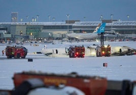 «Aterrizábamos con normalidad y al minuto estábamos boca abajo»: supervivientes del accidente de Toronto relatan el 'milagro'