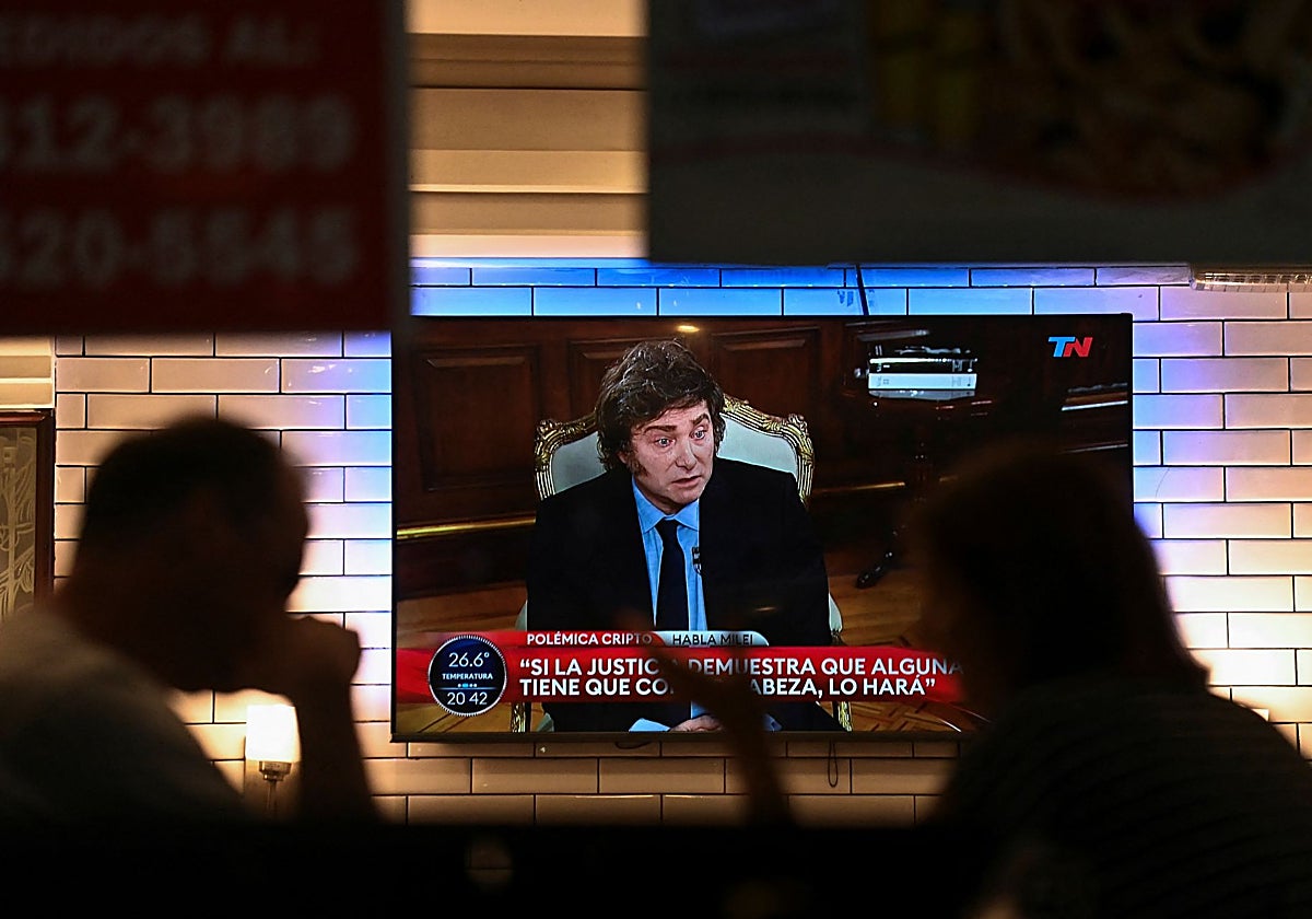 El vocero presidencial, Manuel Adorni, intentó sin éxito convencer a los medios de que la entrevista no fue editada