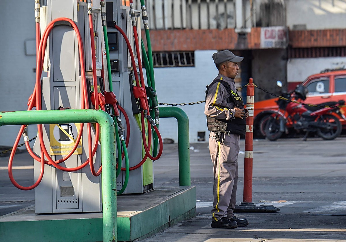 Un guardia de seguridad se encuentra en una estación de servicio cerrada en Cúcuta, Colombia