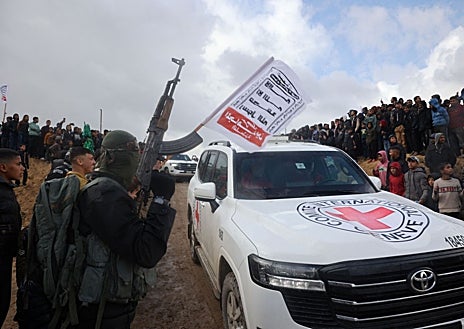 Imagen secundaria 1 - Hamás entrega los cuerpos a la Cruz Roja