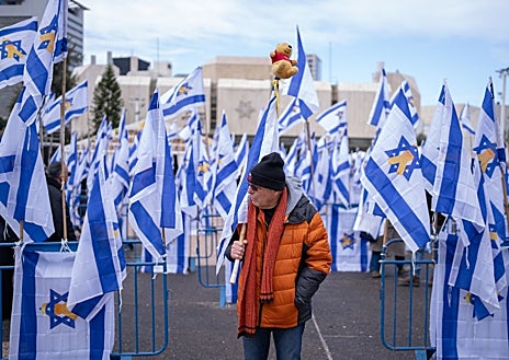 Imagen secundaria 1 - Los israelíes se reúnen en la Plaza de los Rehenes en Tel Aviv antes de la liberación de los restos de cuatro rehenes israelíes por parte de Hamás