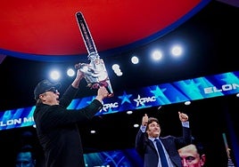 Musk recibe una motosierra de manos de Milei y promete cheques a los estadounidenses con sus recortes