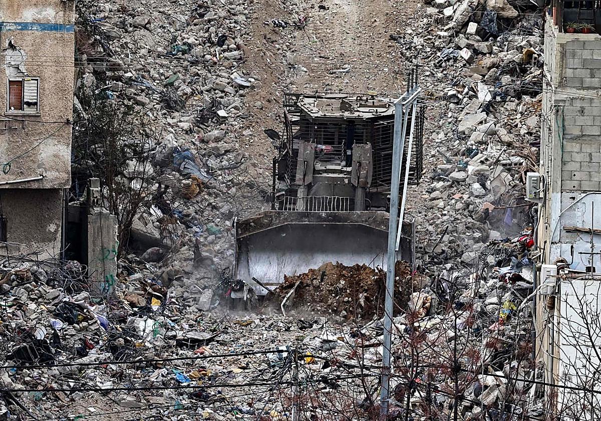 - Un bulldozer israelí destroza una calle durante una redada en curso en el campo de refugiados palestinos de Tulkarem, en Cisjordania