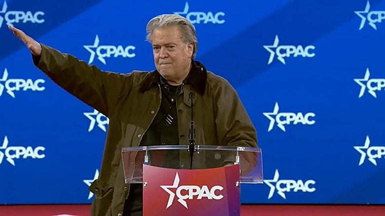 Steve Bannon, antiguo estratega de Trump, niega que su polémico gesto fuera el saludo nazi