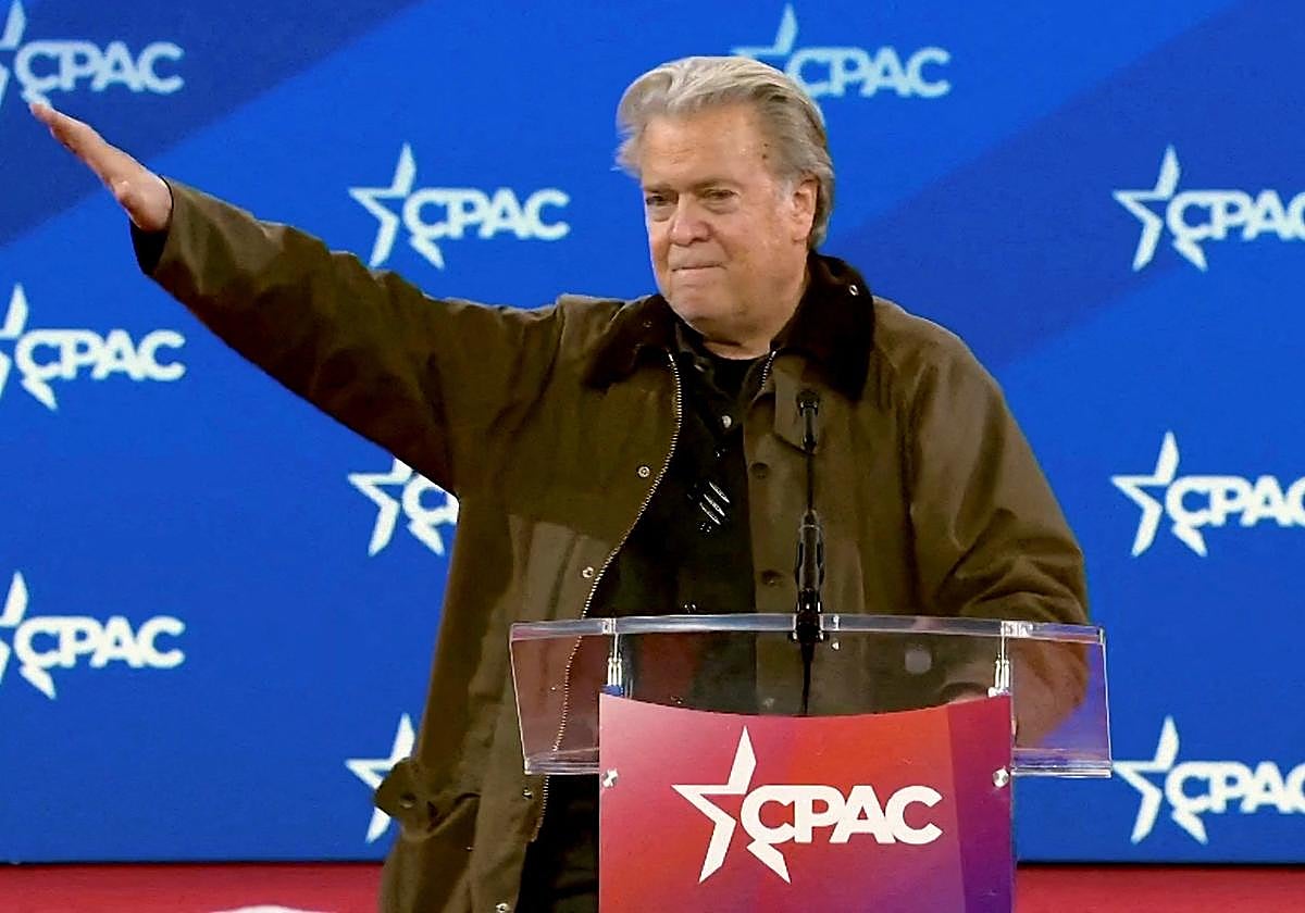 Steve Bannon realiza un polémico gesto tras su intervención en CPAC