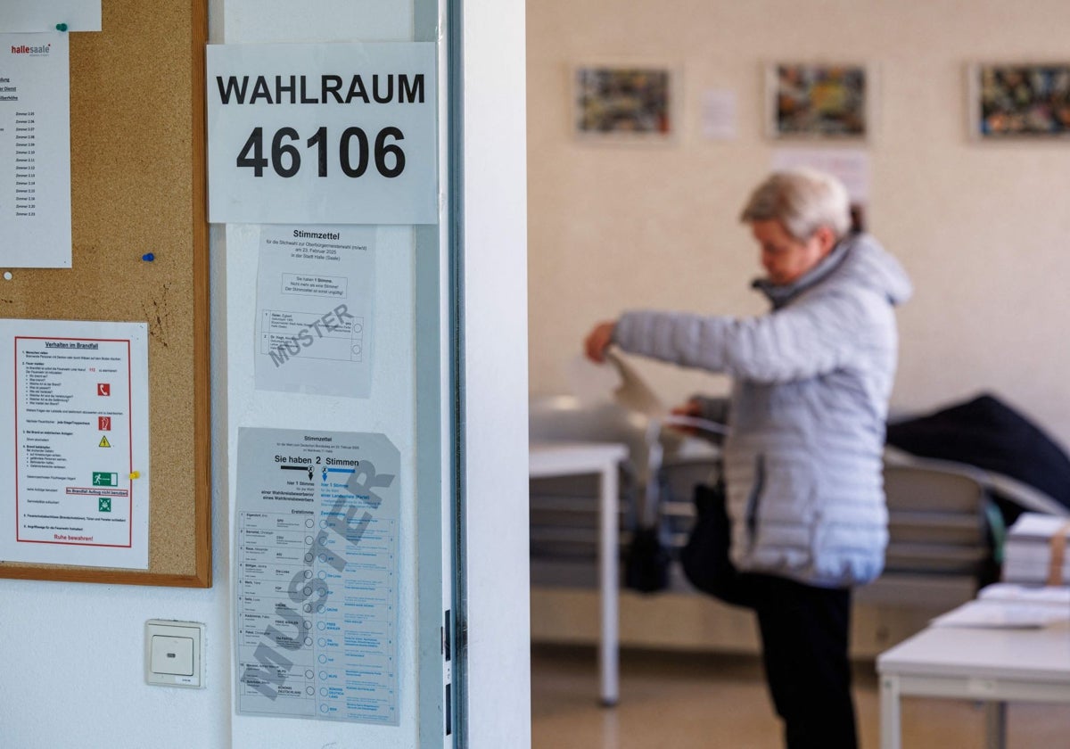 Una mujer votando en un colegio electoral de Halle