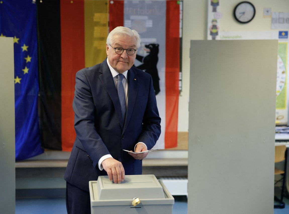 El presidente alemán, Frank-Walter Steinmeier, vota en un colegio electoral de Berlín