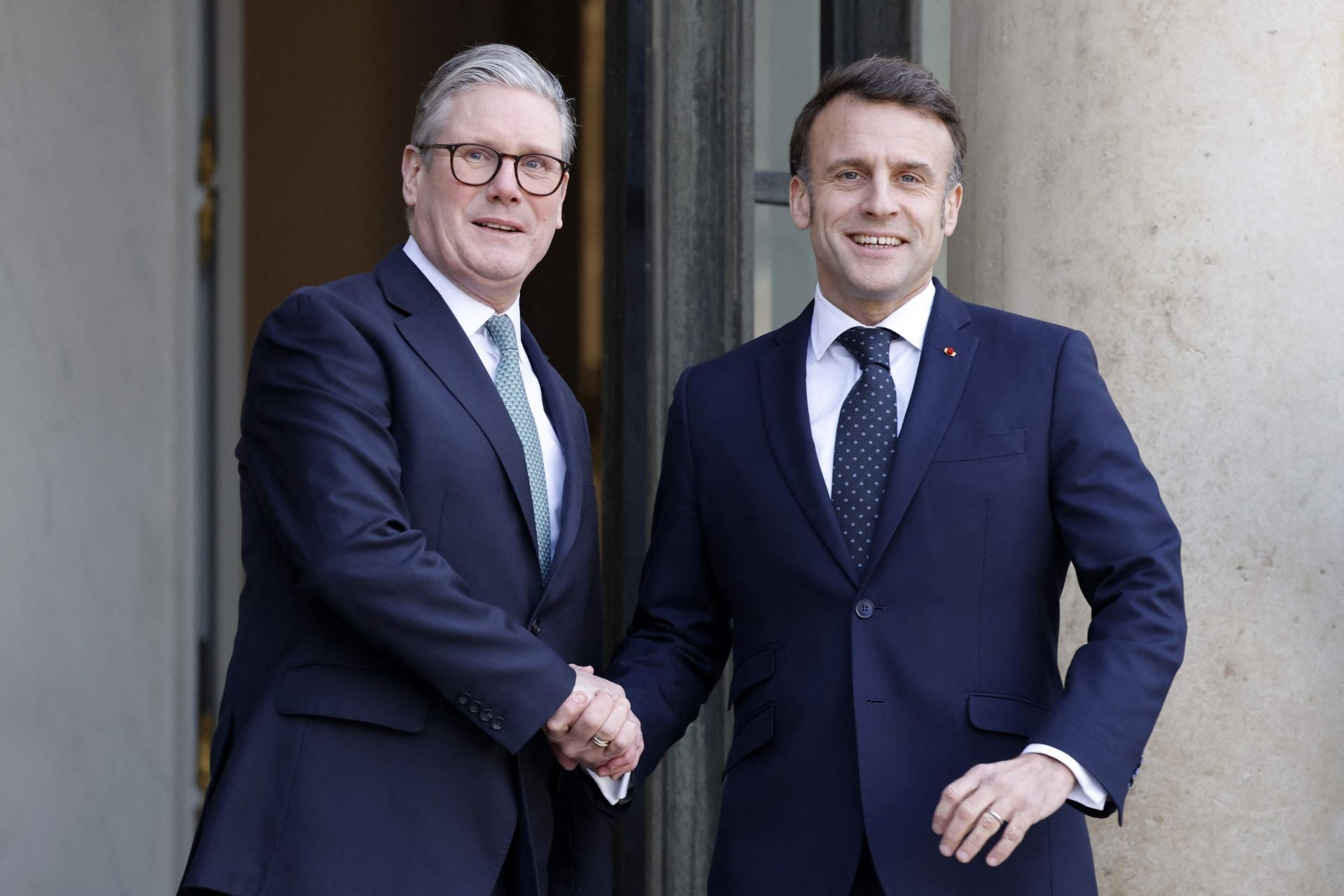 Keir Starmer y Emmanuel Macron en la cumbre europea que tuvo lugar la semana pasada en París