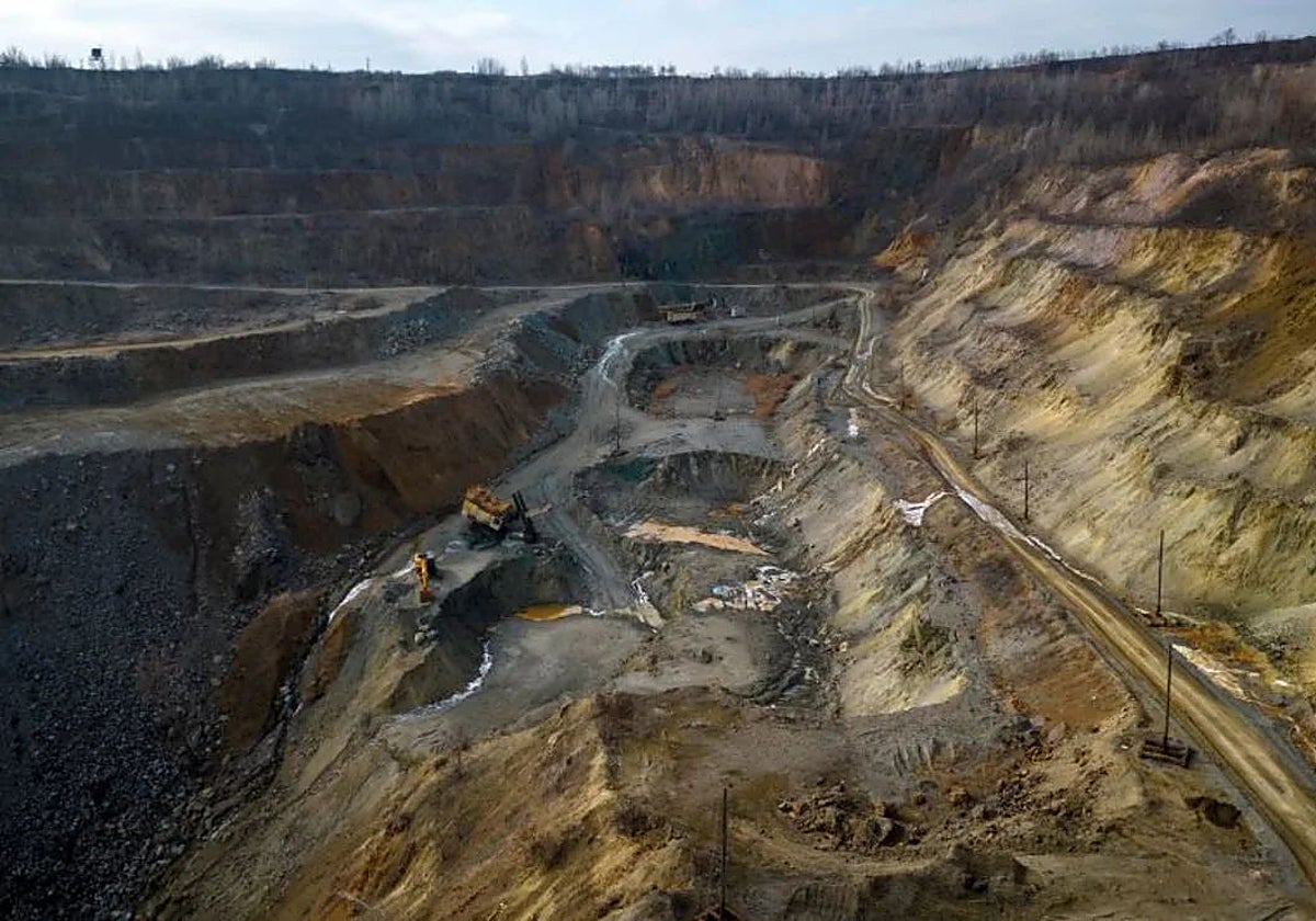 Mina a cielo abierto de grafito Zavallievsky, en medio de los ataques rusos, en Zavallia, Ucrania