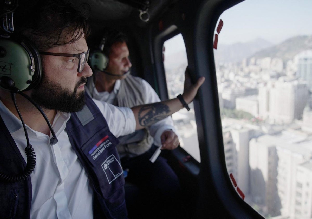 El presidente de Chile, Gabriel Boric, sobrevolando la capital en helicóptero durante el apagón