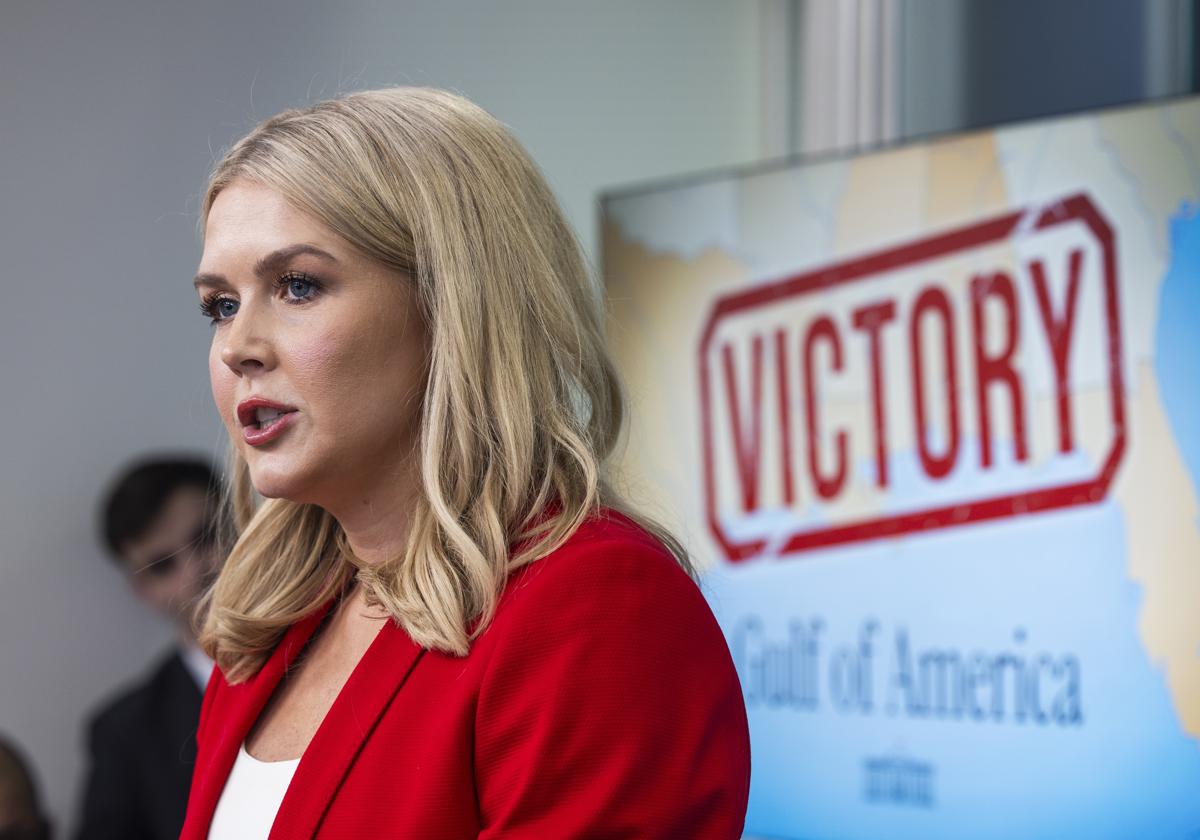 La portavoz de Trump, Karoline Leavitt, frente a un cartel con la palabra«victoria» sobre el «Golfo de América»