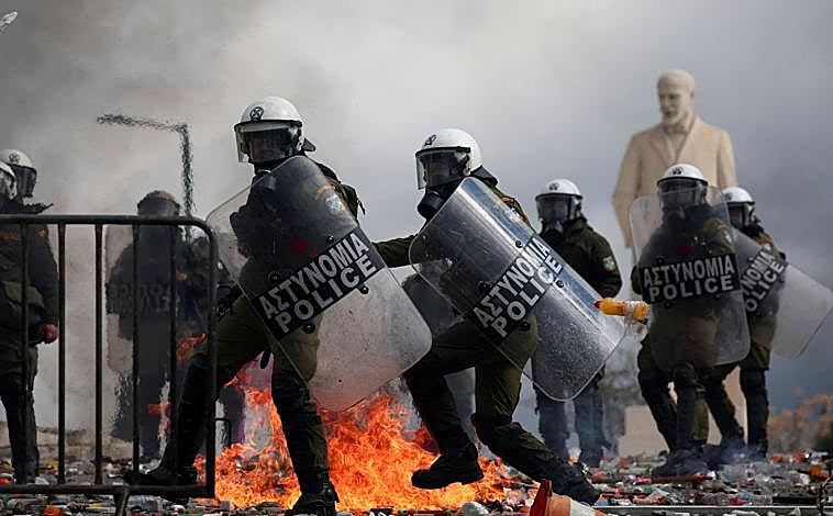 Imagen principal - Imágenes de las protestas multitudinarias a las puertas del parlamento griego