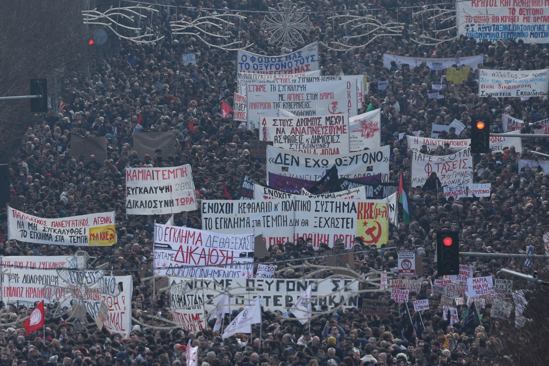 Manifestantes llenan las calles con pancartas el día del segundo aniversario del accidente ferroviario