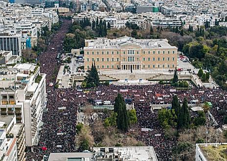 Imagen secundaria 1 - Imágenes de las protestas multitudinarias a las puertas del parlamento griego