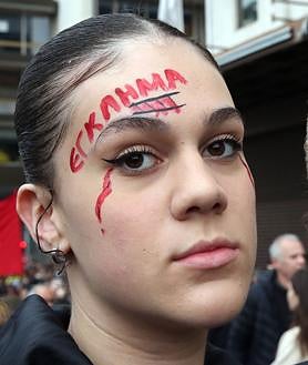 Imagen secundaria 2 - Imágenes de las protestas multitudinarias a las puertas del parlamento griego