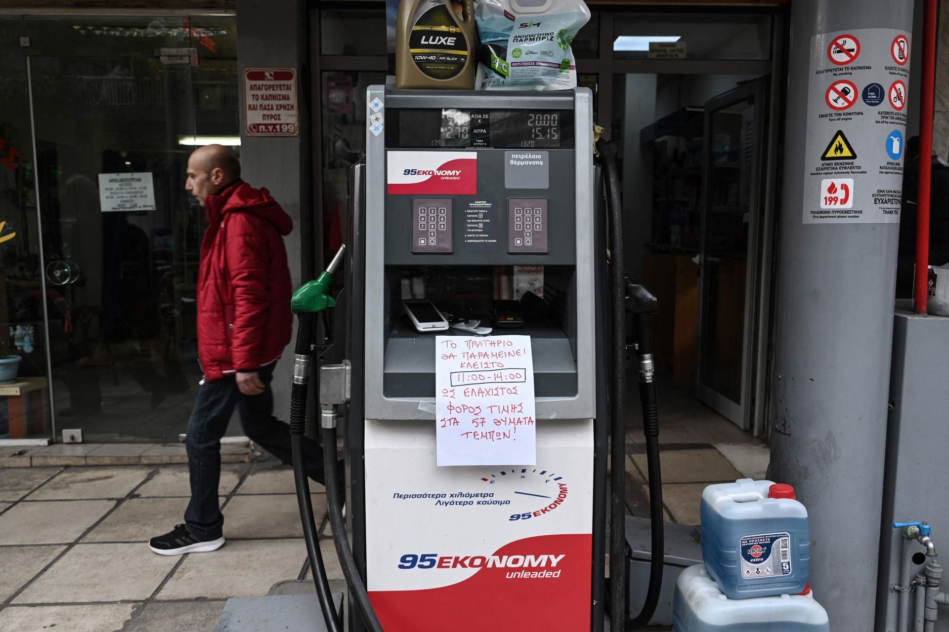 Gasolinera cerrada por la huelga general en Grecia