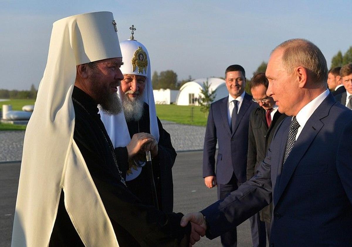 El 'confesor de Putin', Tikhon Shevkunov, saluda al presidente ruso, Vladímir Putin, en 2021