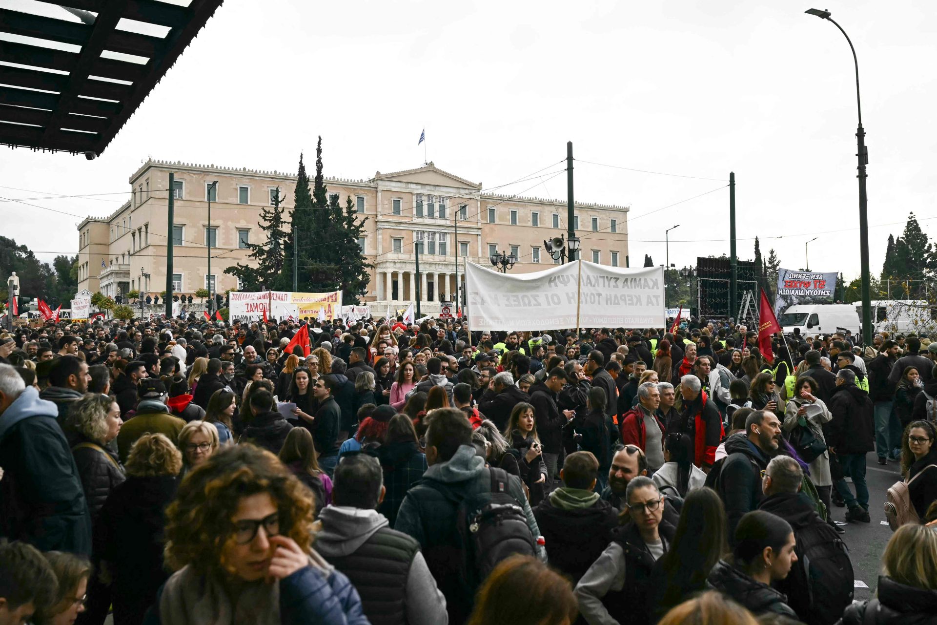 Miles de manifestantes protestan en las puertas del Parlamento de Grecia