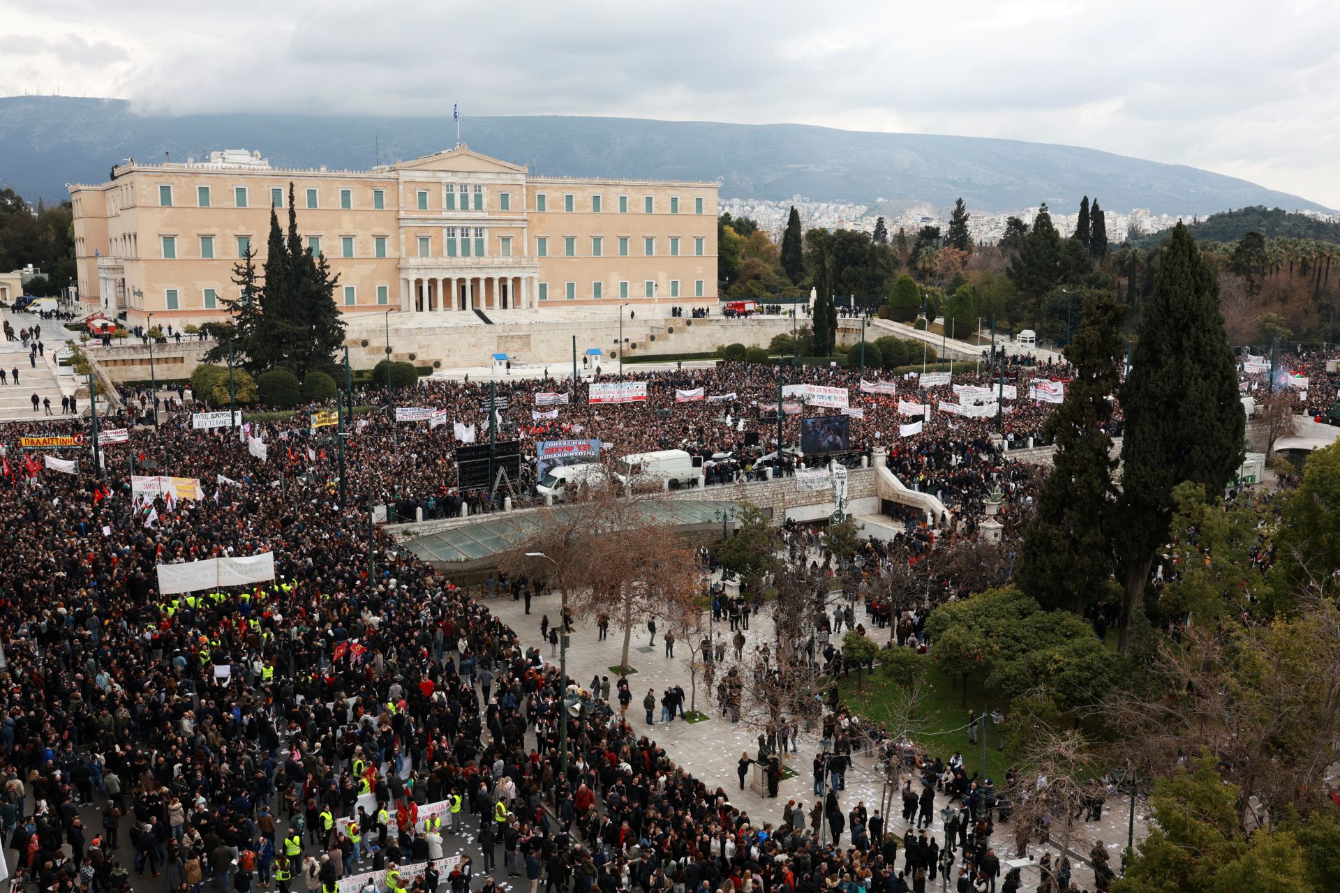 Manifestantes protestan en las puertas del Parlamento de Grecia