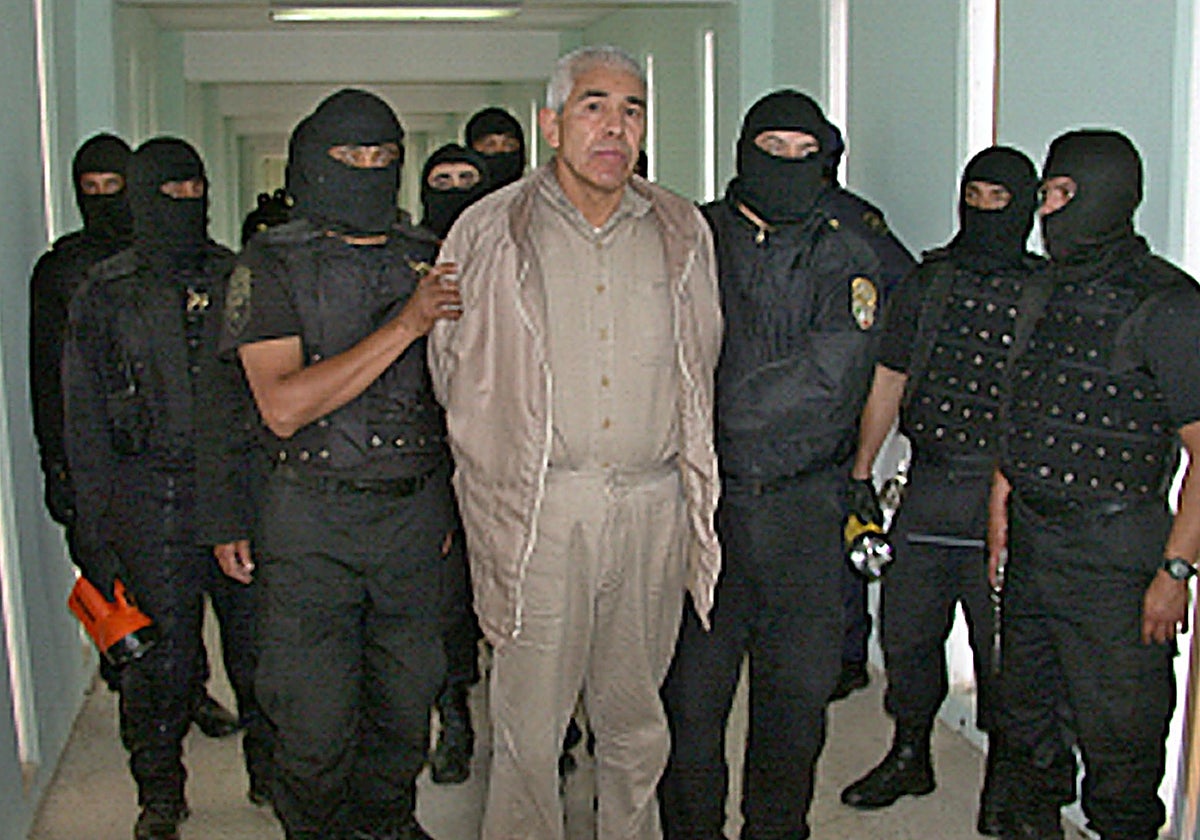 Agentes mexicanos custodian a Caro Quintero en 2005 tras una operación en una prisión de Jalisco