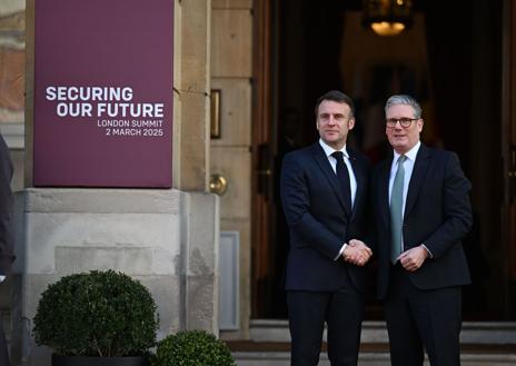 Imagen secundaria 1 - El primer ministro británico, Keir Starmer, acoge una reunión bilateral con su homóloga italiana, Giorgia Meloni, y posteriormente recibe a los líderes europeos en Lancaster House, entre ellos, el presidente francés Emmanuel Macron y el jefe del Ejecutivo español, Pedro Sánchez