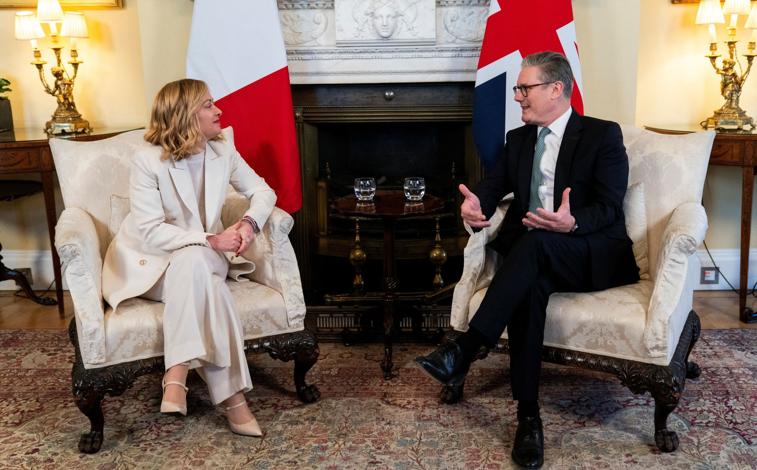 Imagen principal - El primer ministro británico, Keir Starmer, acoge una reunión bilateral con su homóloga italiana, Giorgia Meloni, y posteriormente recibe a los líderes europeos en Lancaster House, entre ellos, el presidente francés Emmanuel Macron y el jefe del Ejecutivo español, Pedro Sánchez