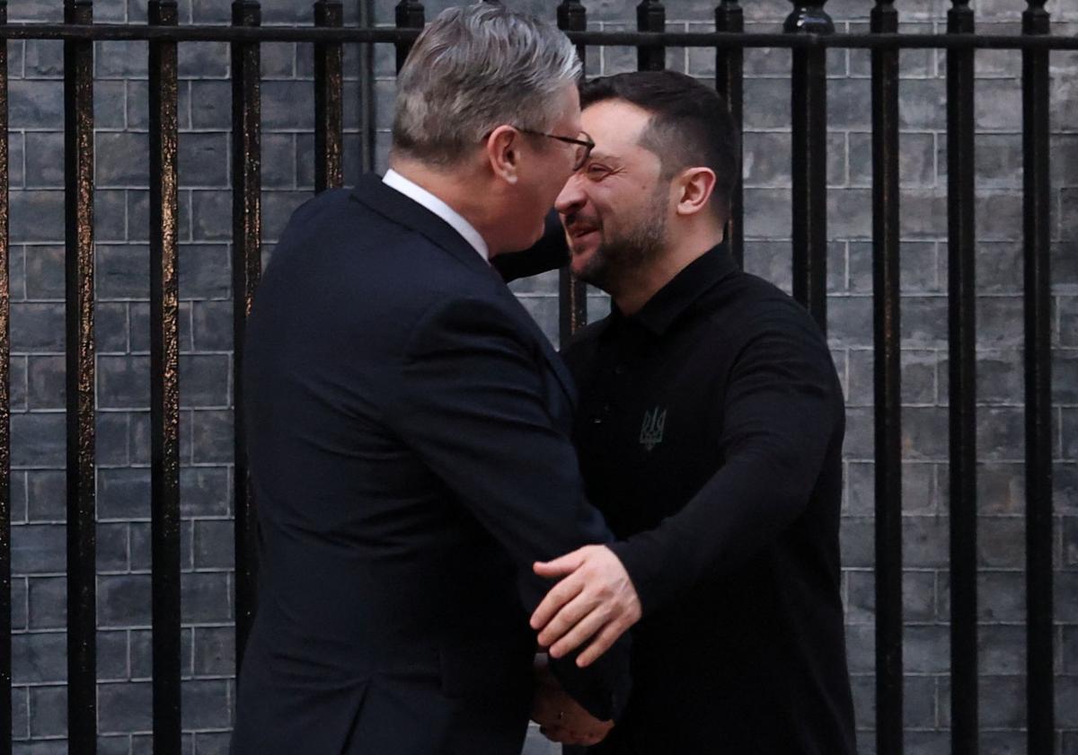 Starmer y Zelenski se abrazan este domingo a la puerta de Downing Street