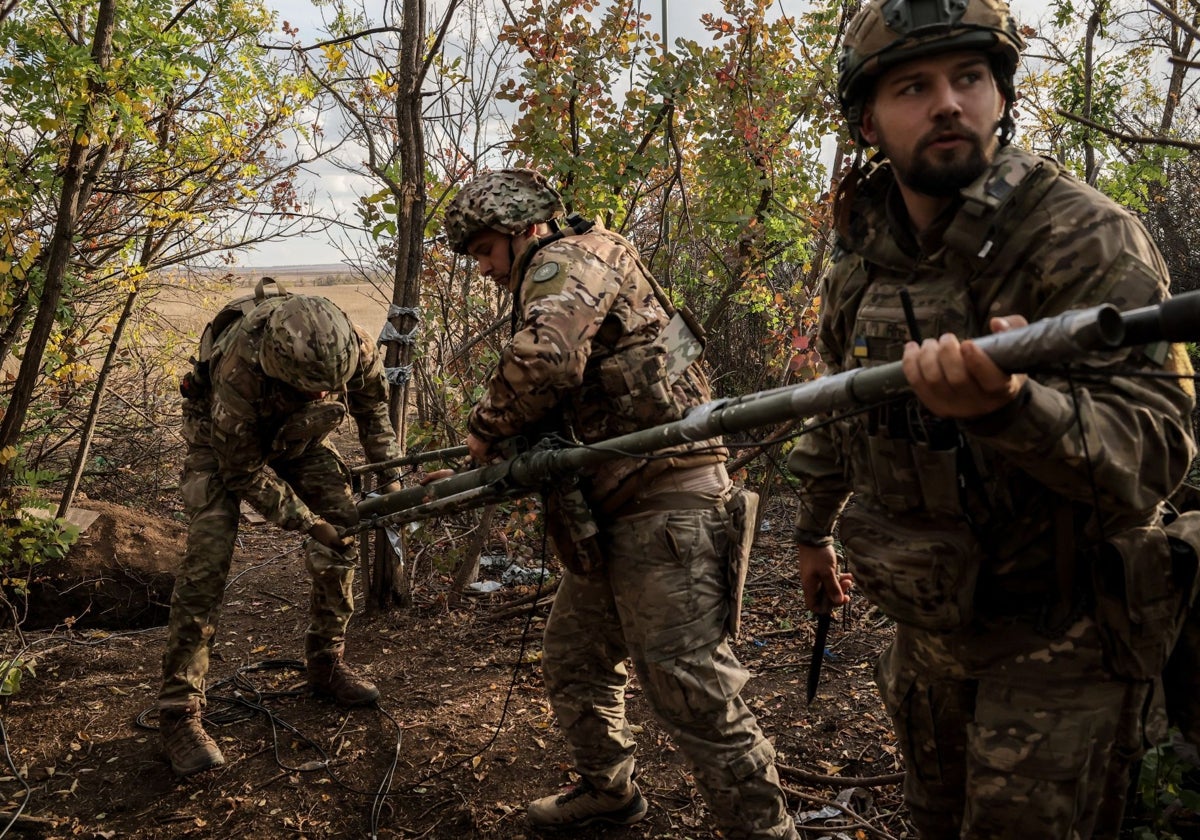 Soldados ucranianos en la línea del frente en la región de Zaporiyia