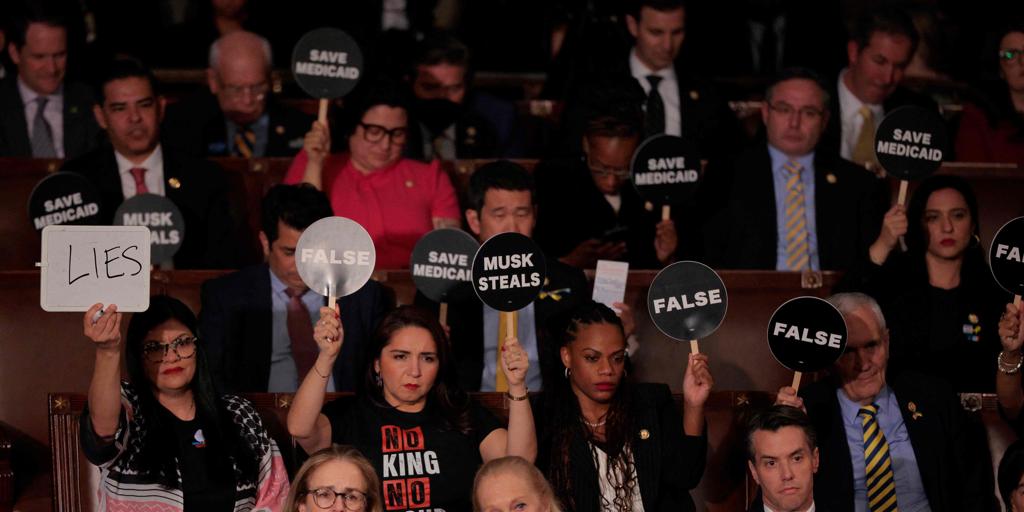 Caos en el Capitolio: expulsiones, gritos y boicots marcan el discurso de Trump