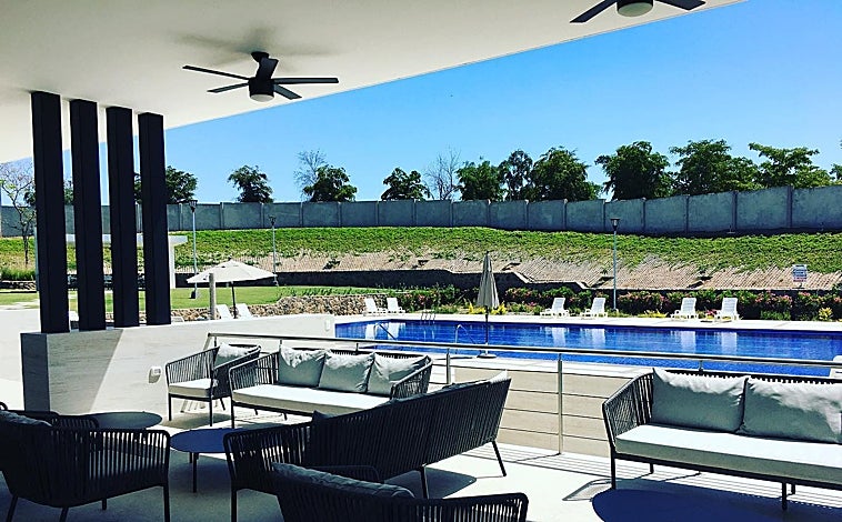 Imagen principal - La mayor parte de los habitantes son matrimonios jóvenes con hijos pequeños o ya algunos matrimonios en edad de jubilación. En las imágenes, algunos detalles de la zona residencial que convive con la violencia 