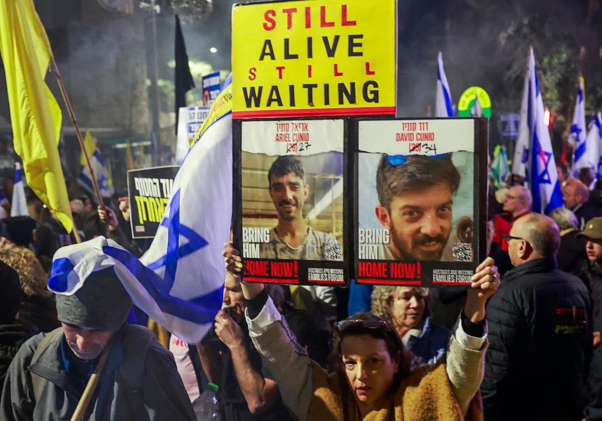 Manifestantes protestando para la liberación de los rehenes aún retenidos por Hamás en Gaza