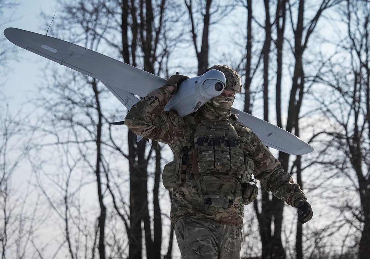 Un soldado ucraniano lleva un dron antes de hacerlo sobrevolar posiciones rusas en Pokrovsk