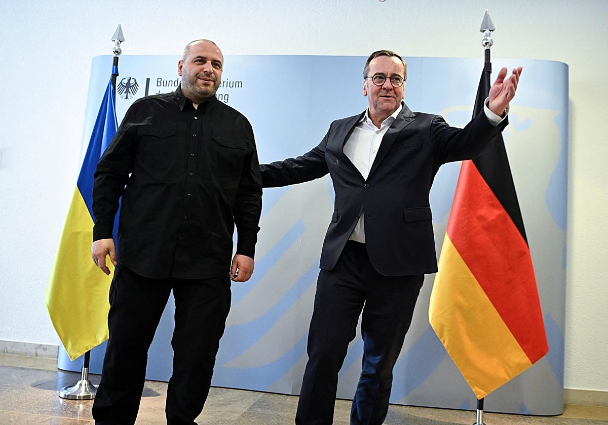 El ministro de Defensa alemán, Boris Pistorius, junto a su homólogo ucraniano, Rustem Umjerov, este jueves en Berlín