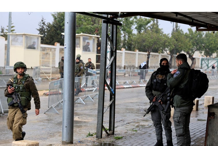 Funcionarios de seguridad israelíes hacen guardia mientras los palestinos se dirigen ala mezquita Al Aqsa