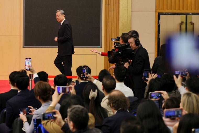 El ministro de Asuntos Exteriores de China, Wang Yi, asiste a una conferencia de prensa en el marco de la Asamblea Popular Nacional, en Pekín