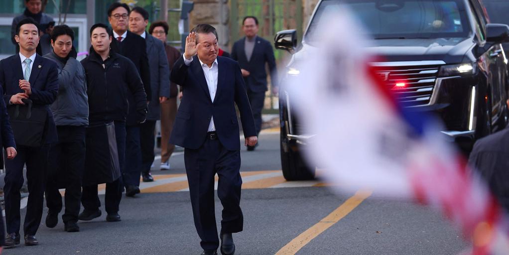 Sale de prisión el presidente destituido de Corea del Sur 52 días después de ser detenido por la ley marcial fallida