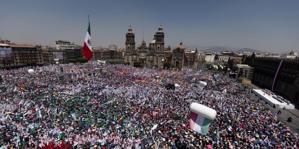 Sheinbaum, arropada por miles de mexicanos en el Zócalo, afirma que seguirá «colaborando» con EE.UU. en todos los ámbitos