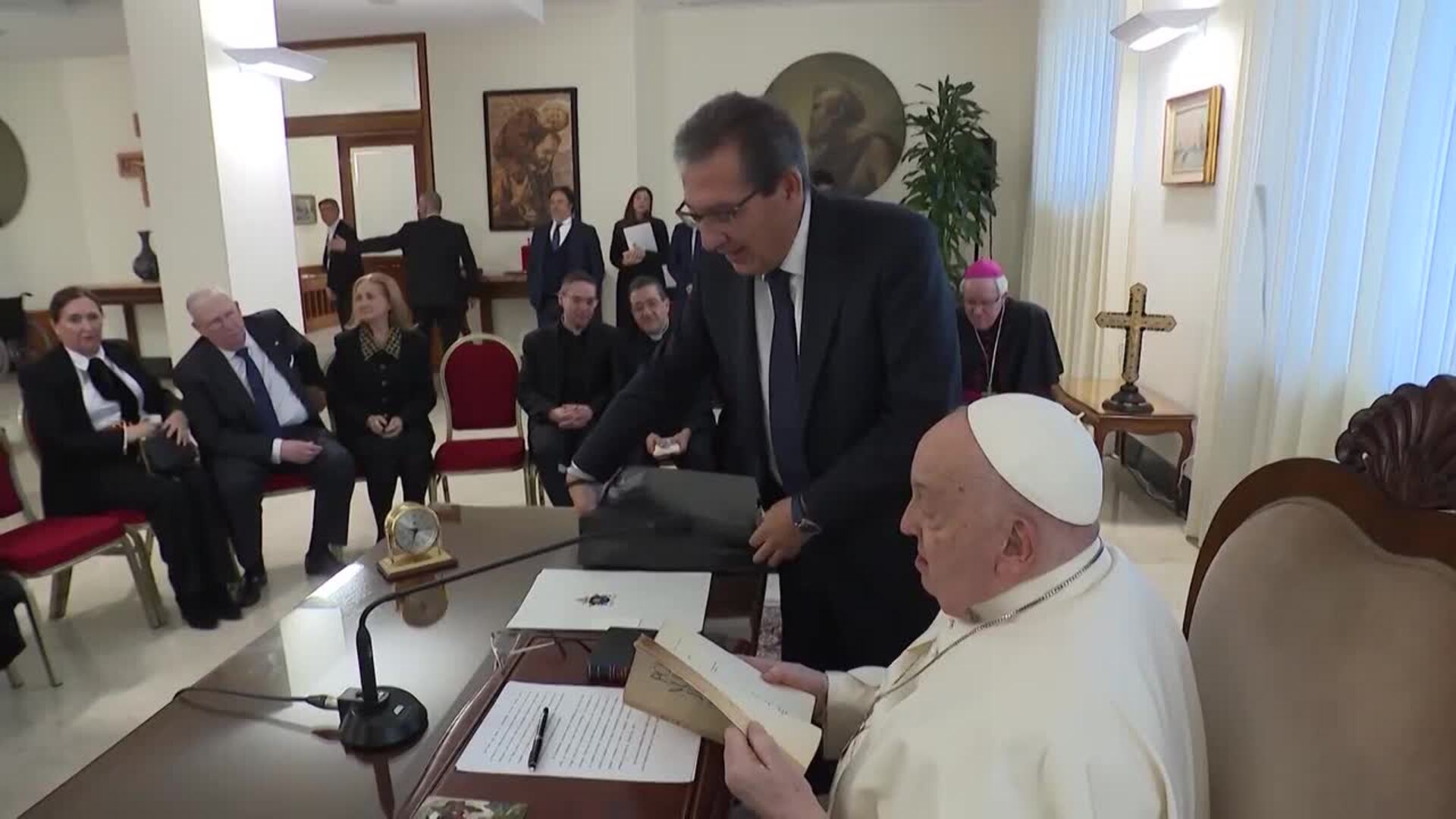 El Papa presenta una mejoría &quot;consolidada&quot; y está fuera de peligro, pero seguirá en el hospital