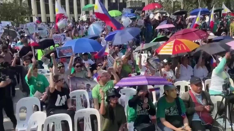 Cientos de personas se manifiestan en Manila en apoyo al expresidente Rodrigo Duterte