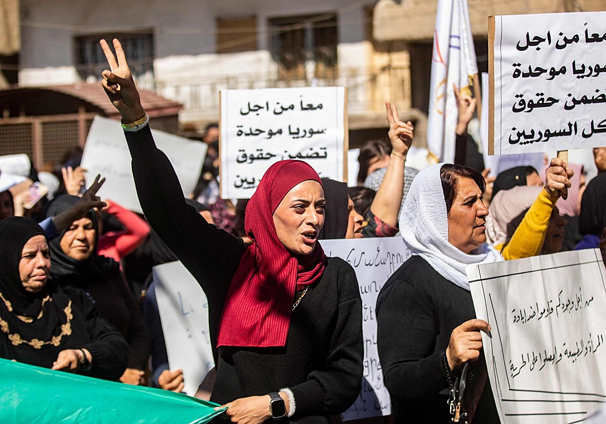 Manifestaciones en el noreste de Siria, en la ciudad de Qamishly, contra la nueva constitución