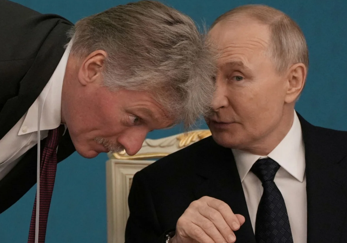 El presidente ruso, Vladimir Putin, habla con el portavoz del Kremlin, Dmitry Peskov