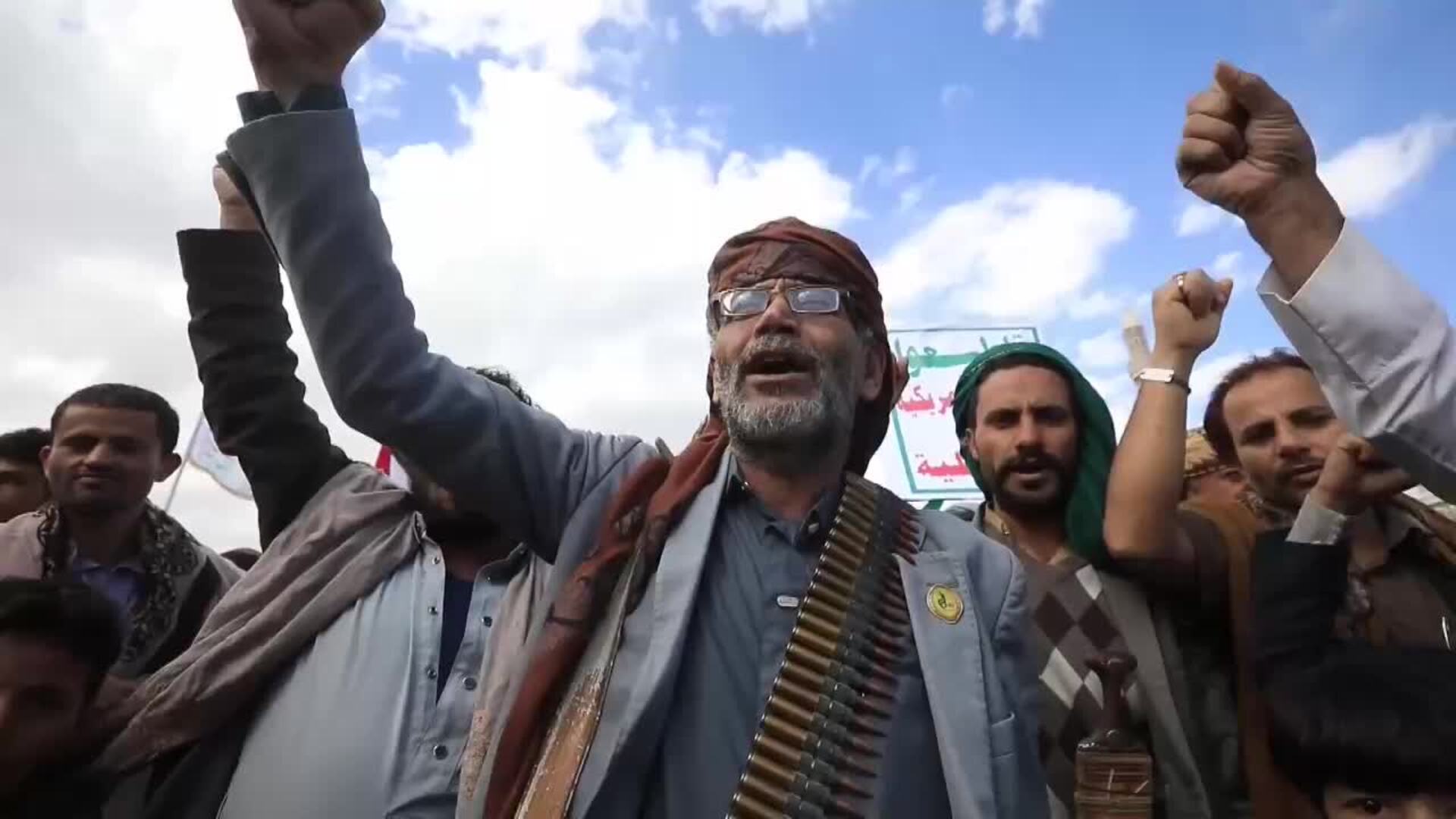 Medio centenar de muertos por ataques de EEUU en Yemen y los hutíes responden con misiles