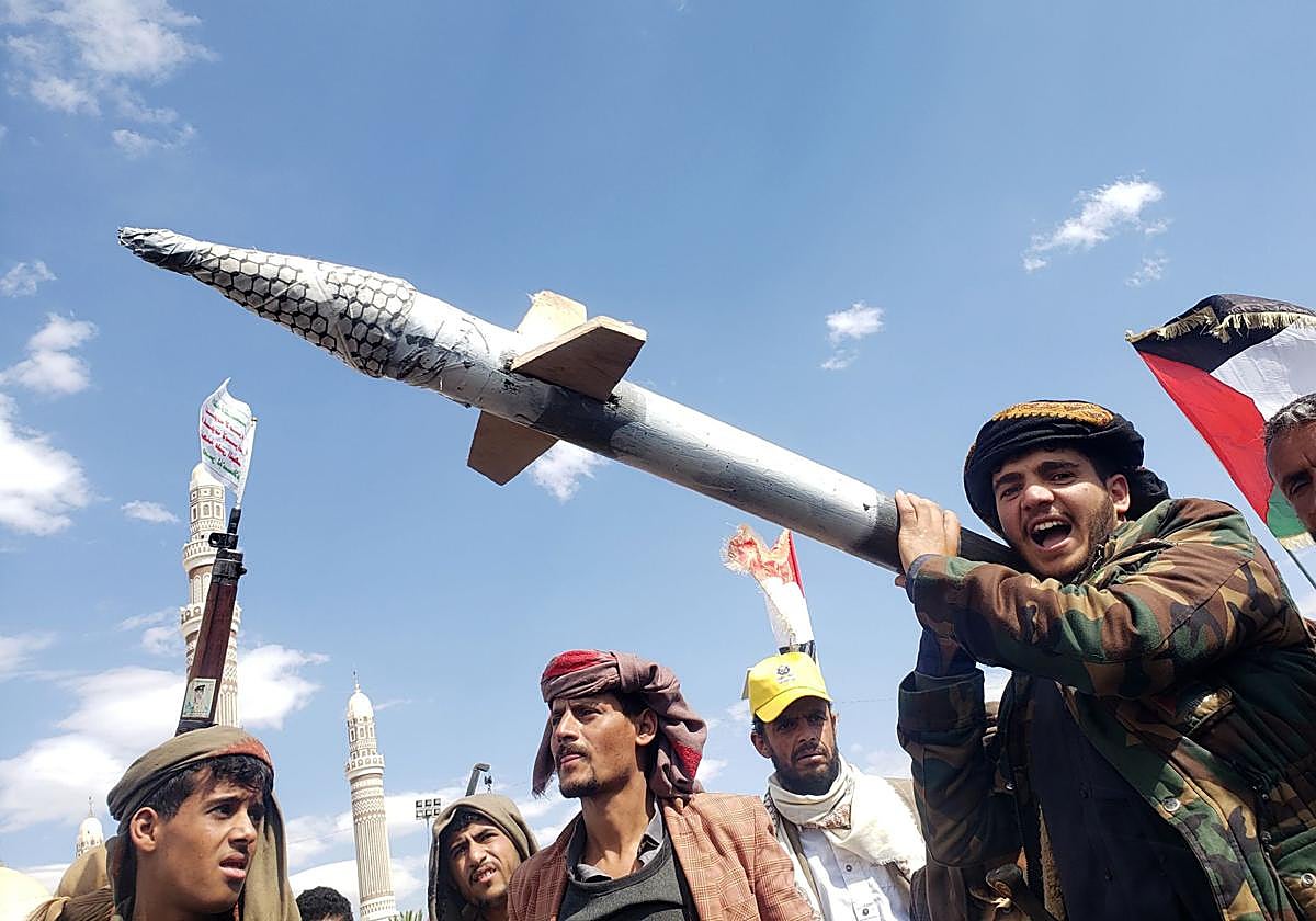 Un partidario de los Houthi porta un misil simulado durante una protesta contra los ataques aéreos estadounidenses contra posiciones de los Houthi