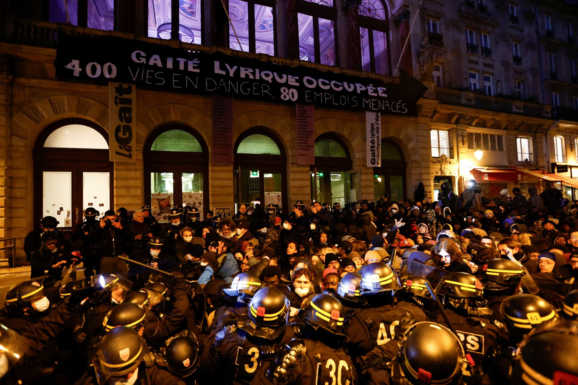 Batalla campal entre okupas y antidisturbios en el desalojo del 'templo de la opereta' de París