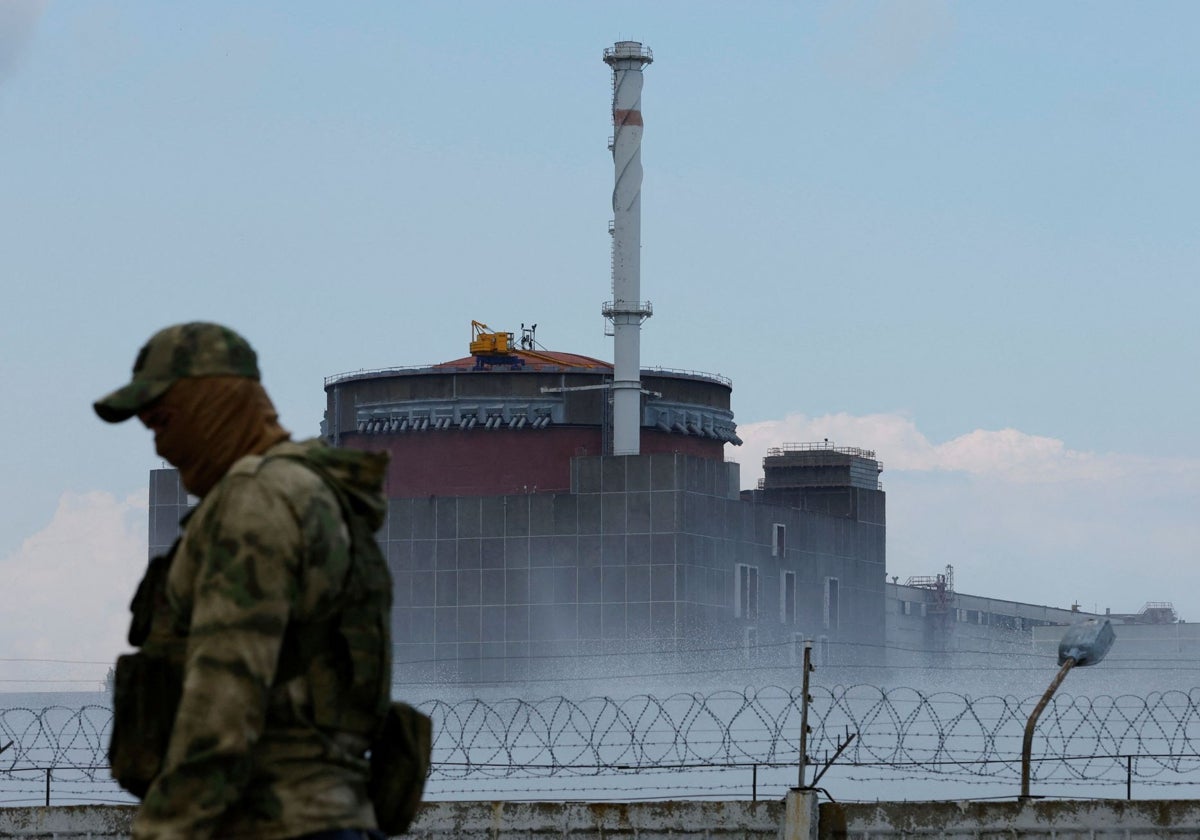 Un militar con una bandera rusa en su uniforme hace guardia cerca de la central nuclear de Zaporiyia, en una foto de archivo
