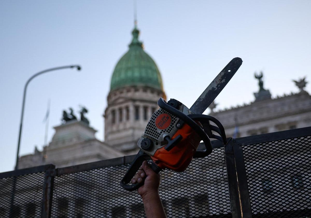 Un manifestante sostiene una motosierra, en referencia a los recortes «motosierra» del presidente argentino Javier Milei