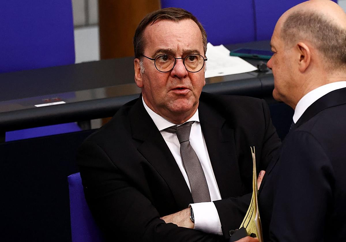 El ministro de Defensa alemán, Boris Pistorius, conversa con el canciller saliente, Olaf Scholz