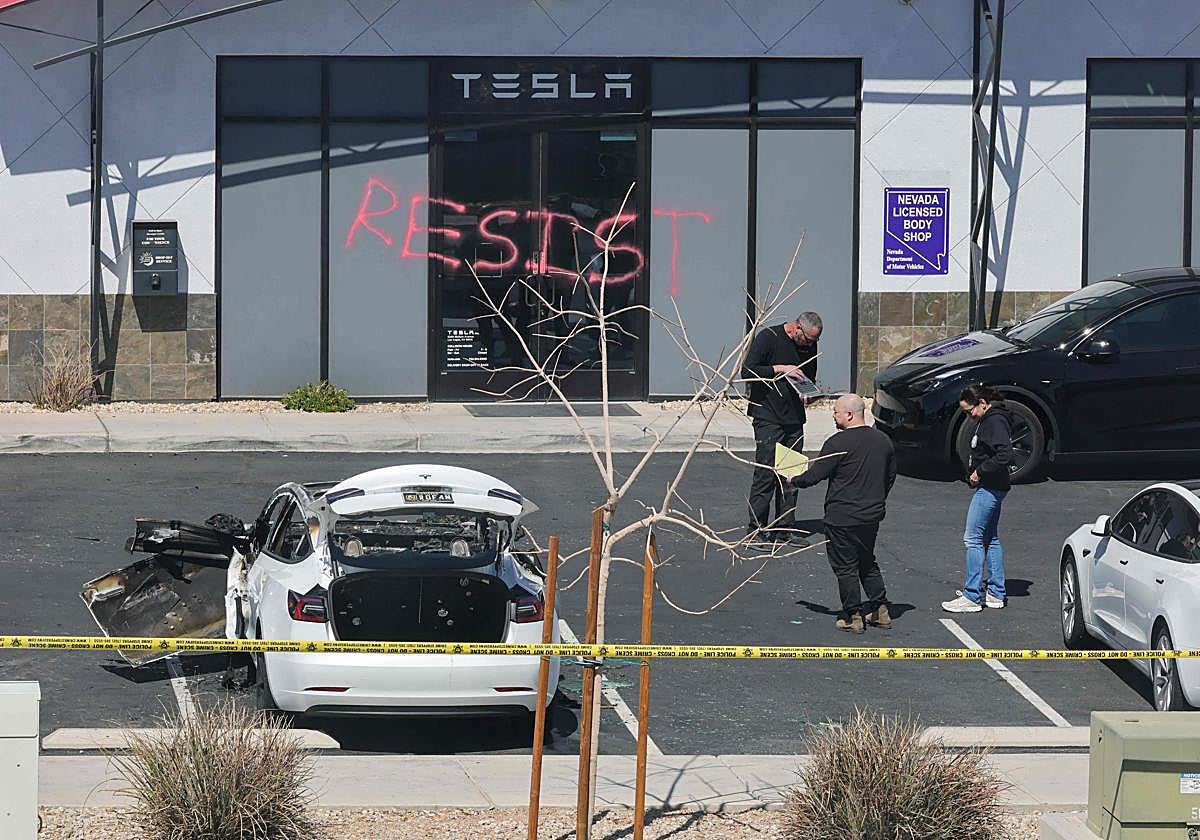 Vehículos vandalizados de Tesla frente a una de las sedes.