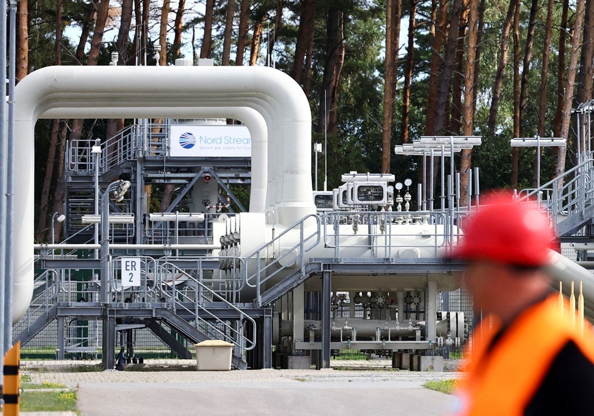 Vista hacia el gasoducto Nord Stream 1 del Mar Báltico y la estación de transferencia del enlace del gasoducto del mar Báltico en la zona industrial de Lubmin